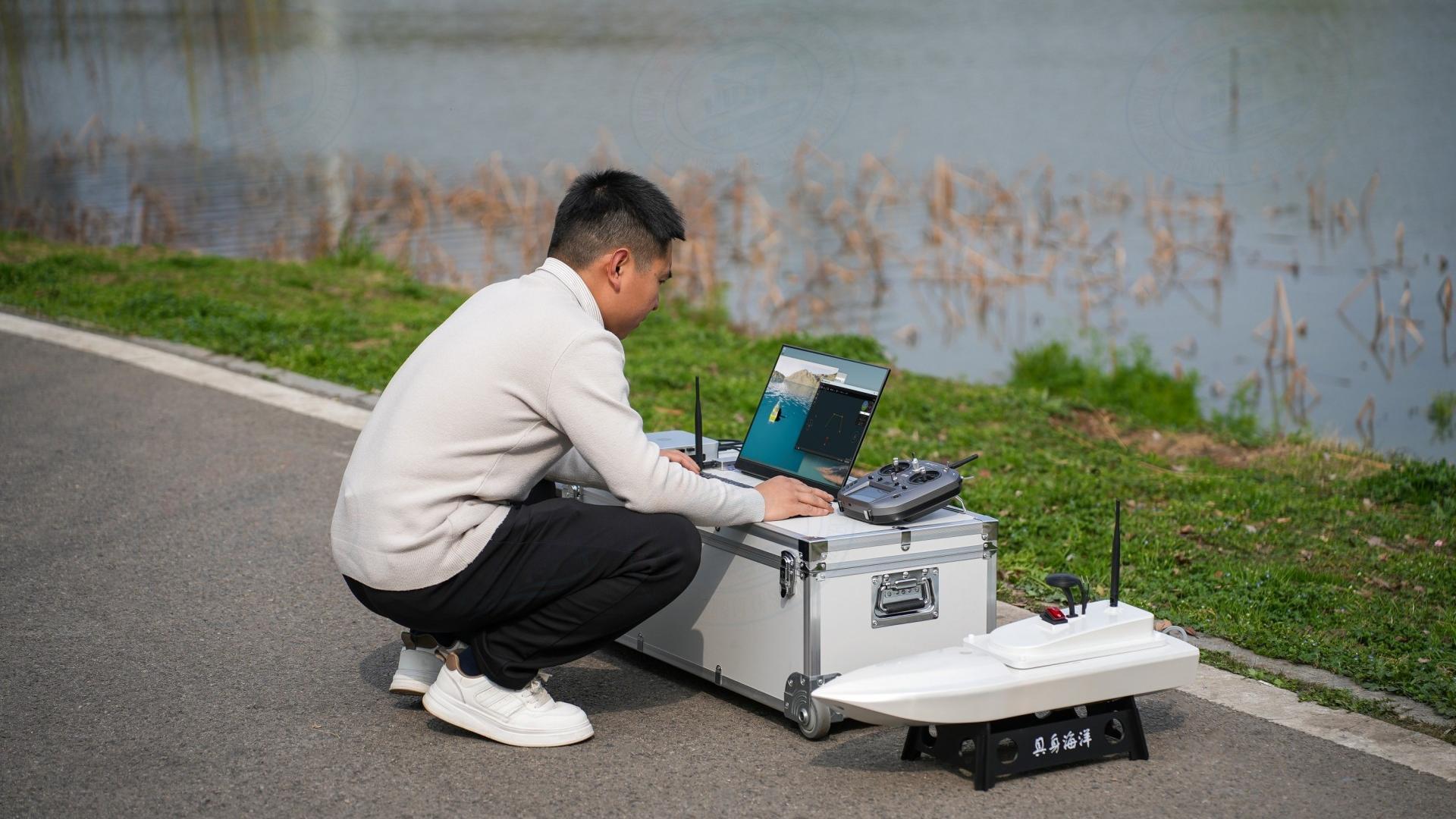 基于模型设计的MBD无人艇智能航行控制平台外场实验图